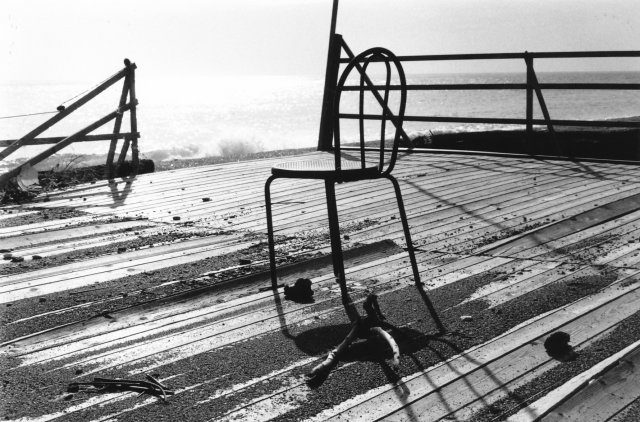 La sedia, la terrazza e il mare d&#039;inverno